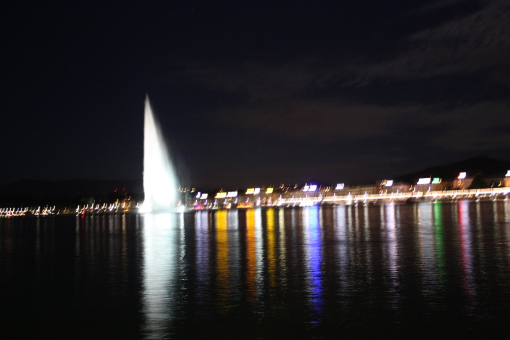 Женевский фонтан ночью
