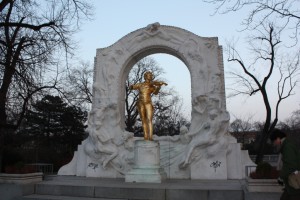 Памятник-Штраусу-в-Вене