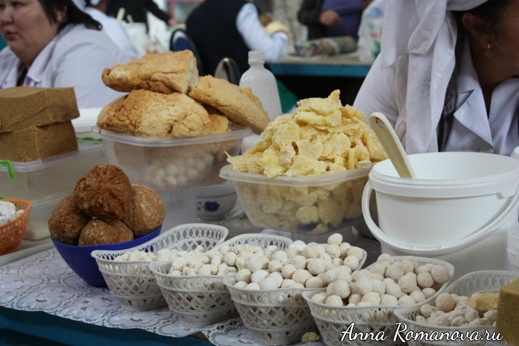Алматинские пирожные на Зеленом рынке